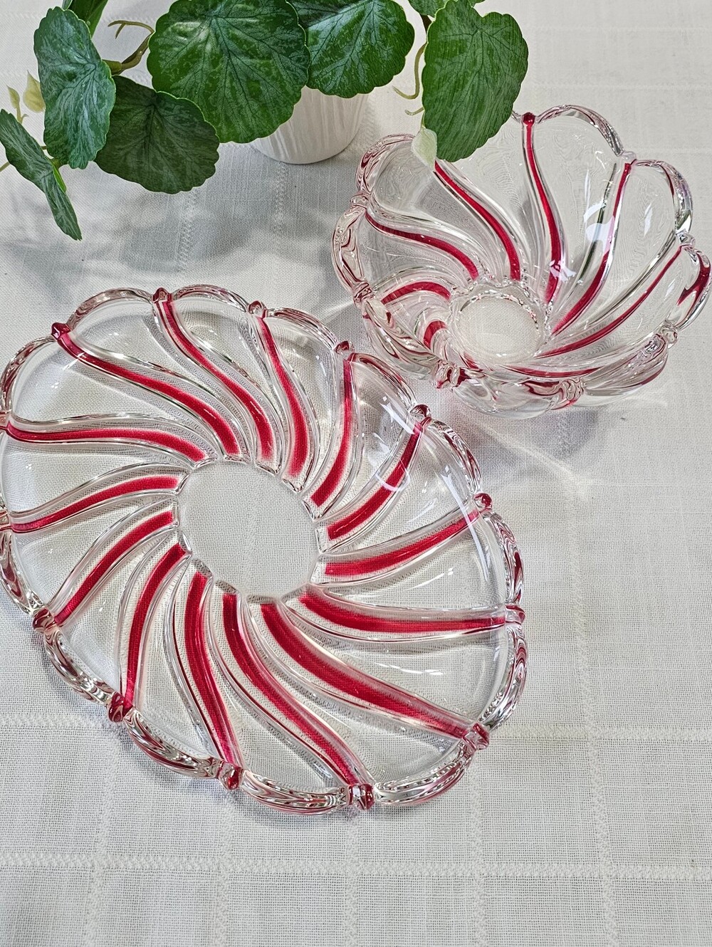 Mikasa Peppermint Swirl Glass Plate & Bowl Set Red Clear Holiday
